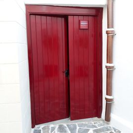 EXTERIOR DOOR