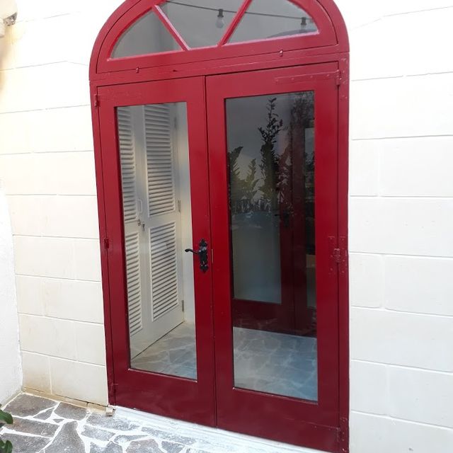 EXTERIOR DOOR ON GLASS