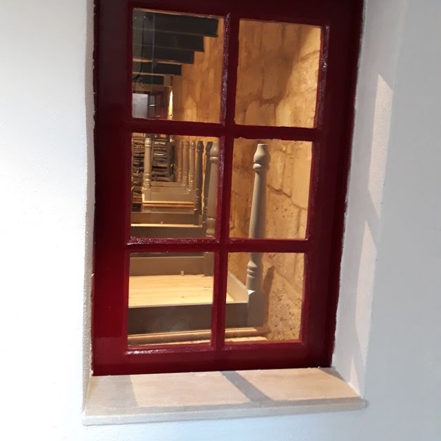 RED WINDOW